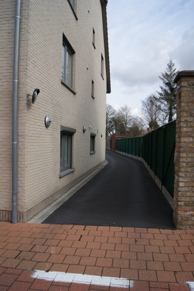 Garage met elektrische poort, gunstig gelegen, Torhout foto 4