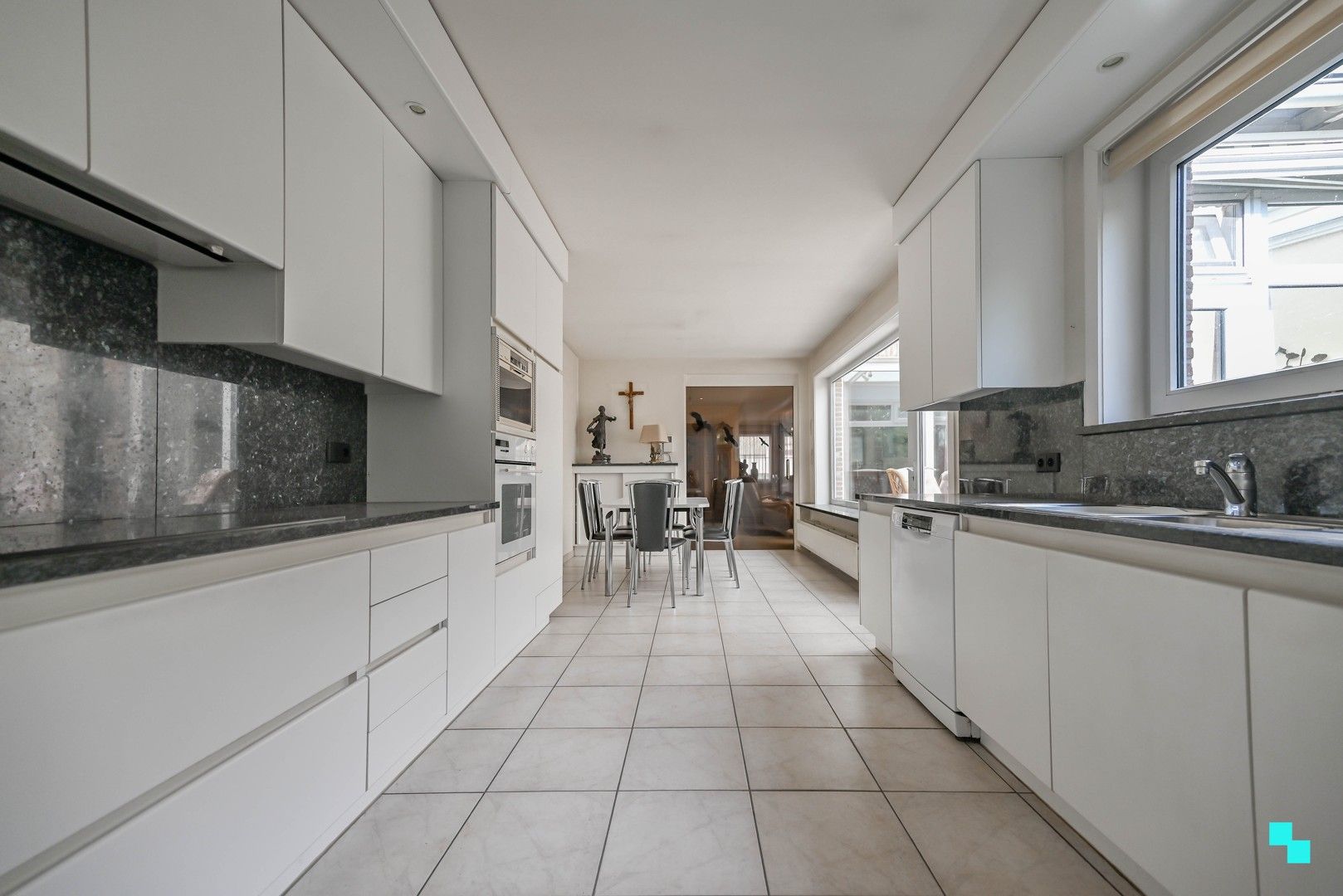 Halfopen bebouwing in hartje Ingelmunster foto 11