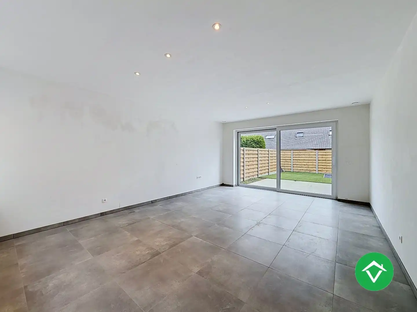 Centraal gelegen nieuwbouwwoning met 3 slaapkamers, tuin en overdekte autostaanplaats foto 2