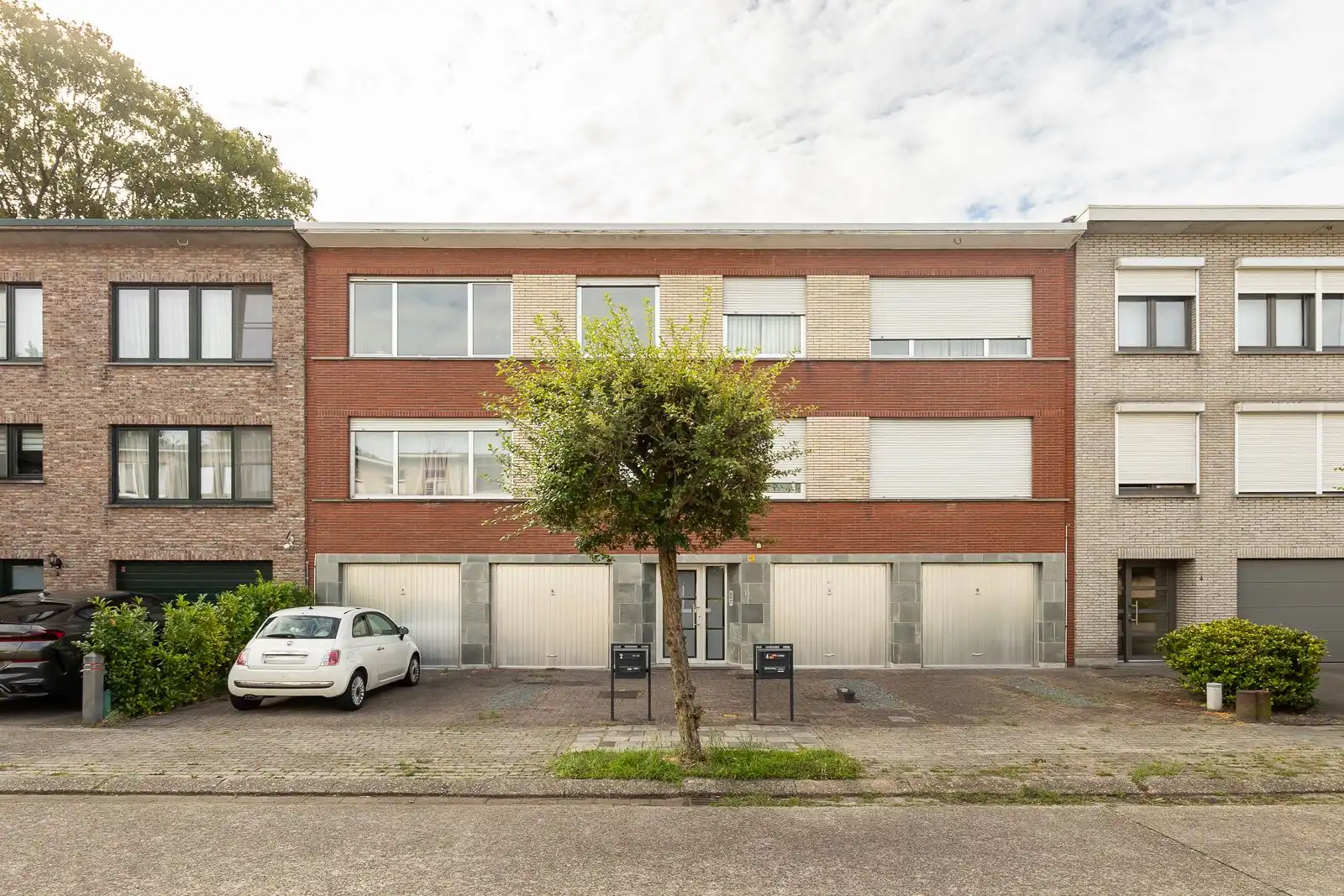 Lichtrijk appartement met dubbele garage in Kapellen. foto {{pictureIndex}}
