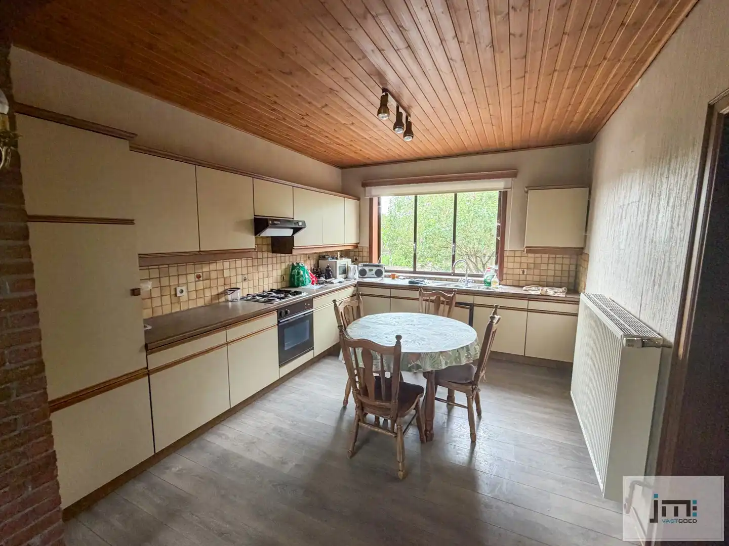 Woning met grote stallen foto 5