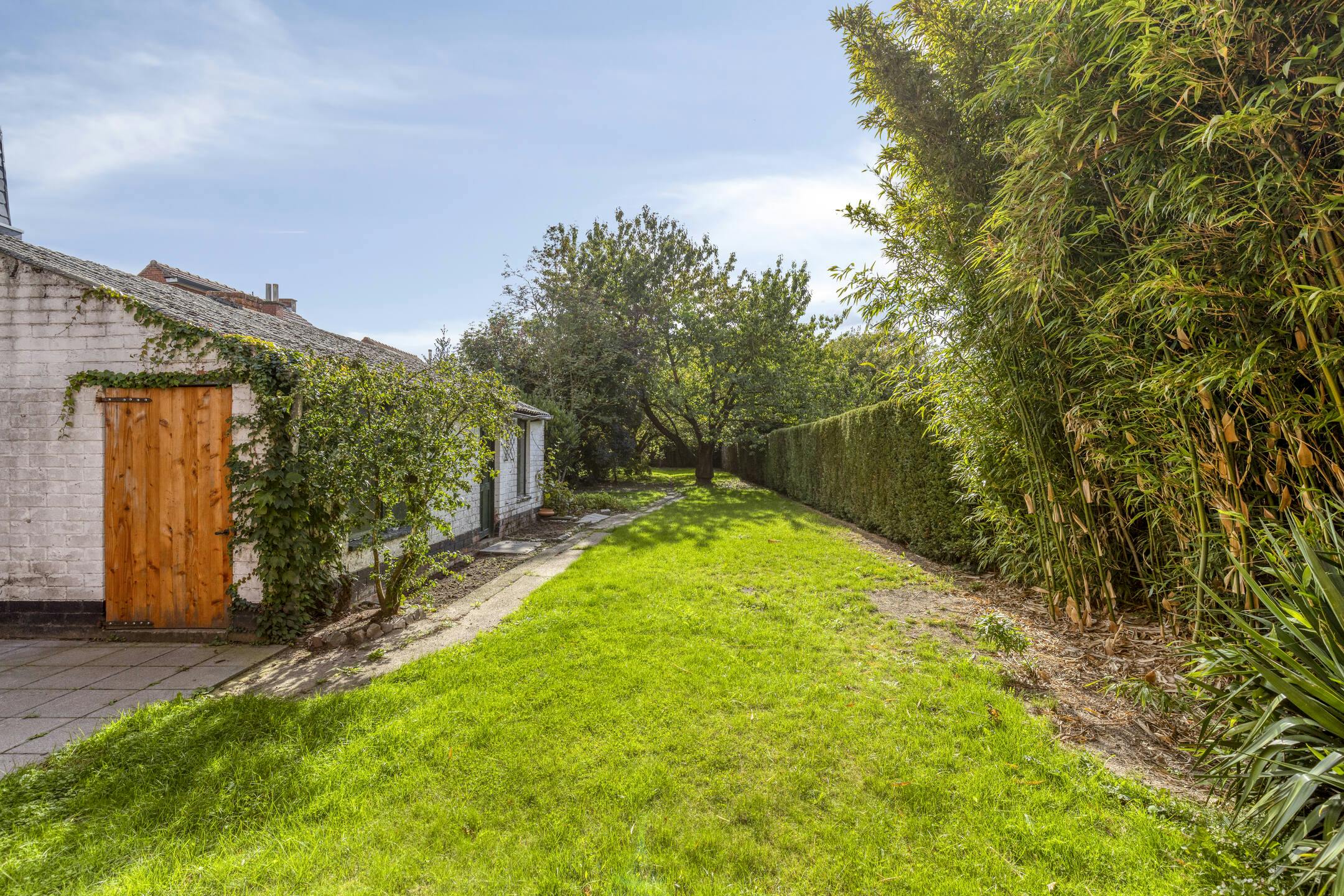 Ruime woning met tuin & potentieel in hartje Landegem foto 2