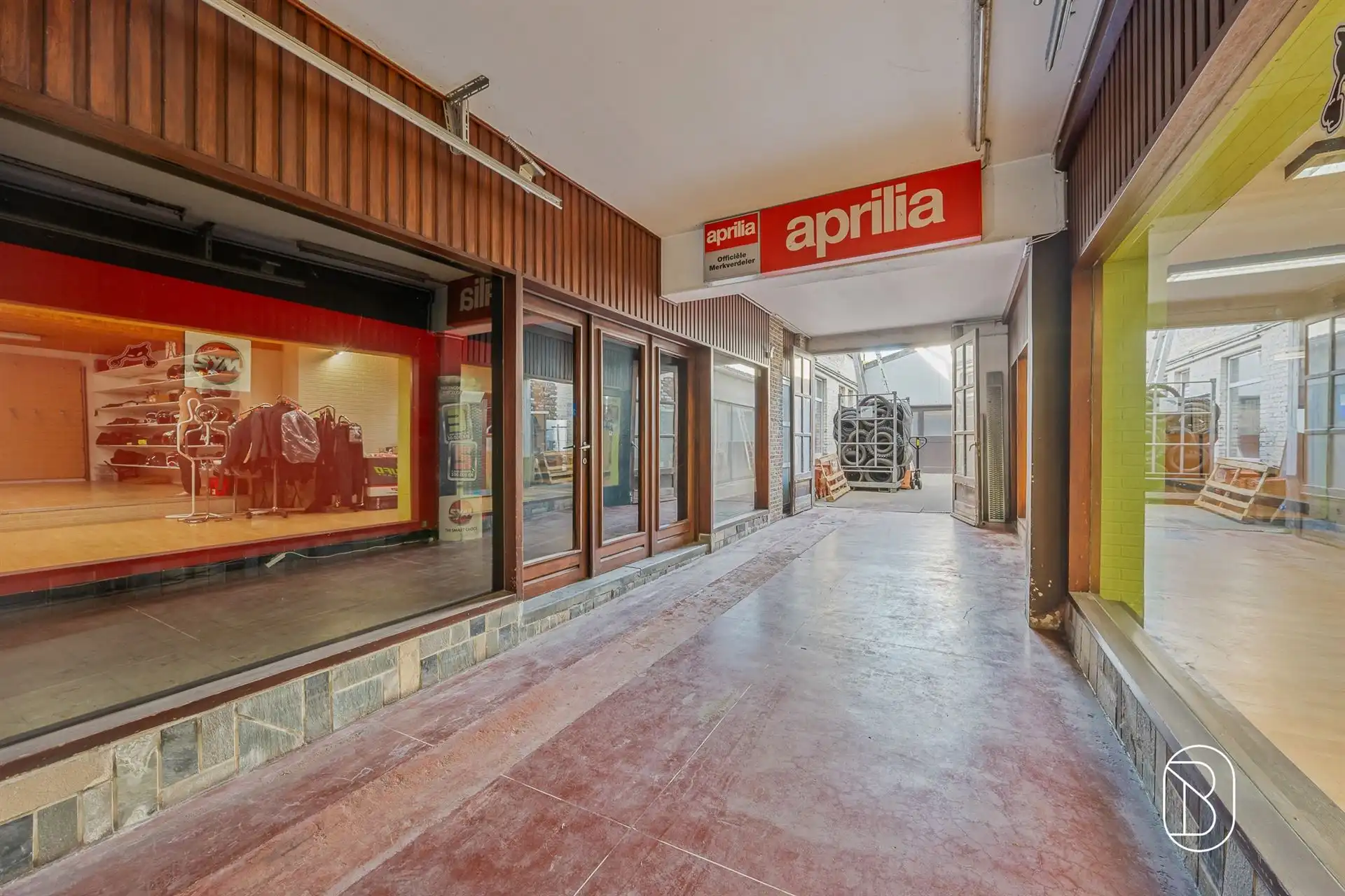 Commercieel gelegen winkel, woonst, magazijn en bouwgrond foto 6