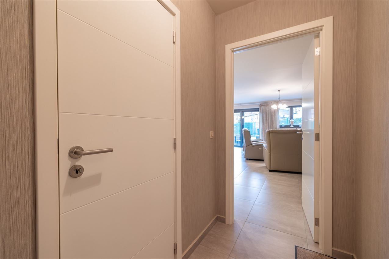 Gelijkvloers tweeslaapkamer appartement met terras en staanplaats in centrum  foto 10