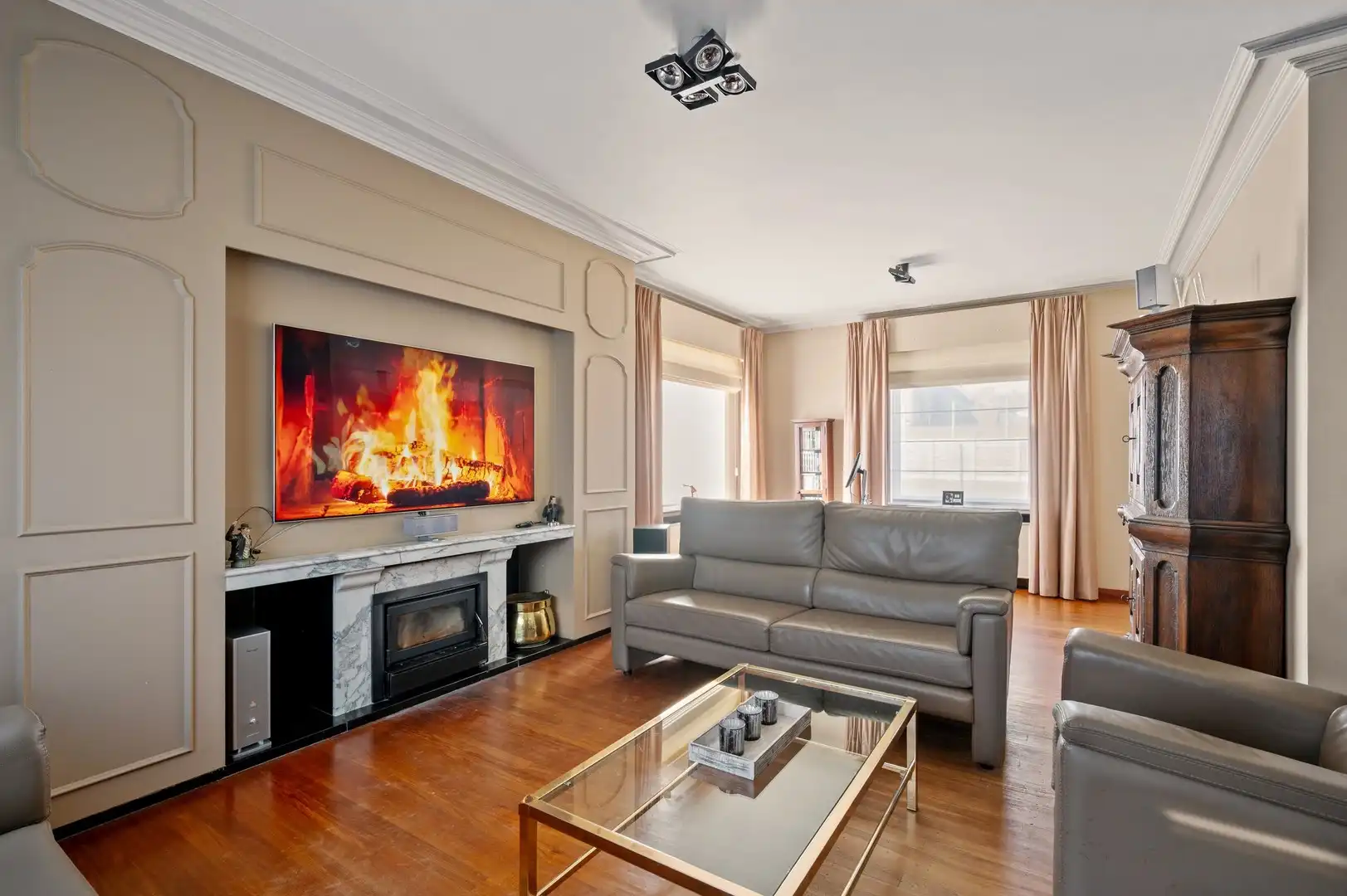 Unieke eigendom met vrijstaande woning met kantoor, loods en een grote dubbele garage foto 2