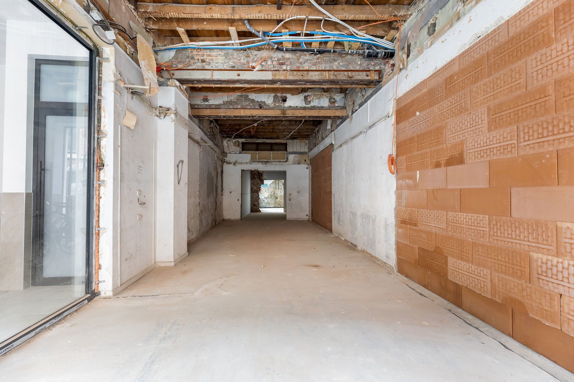 Handelsruimte met veel visibiliteit op toplocatie foto {{pictureIndex}}