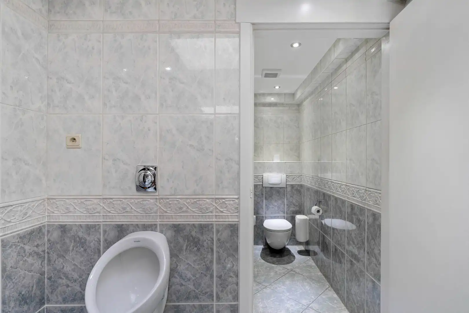 Bedrijfsgebouw met kantoren, magazijnen en woonst - groot 2580 m² foto 25