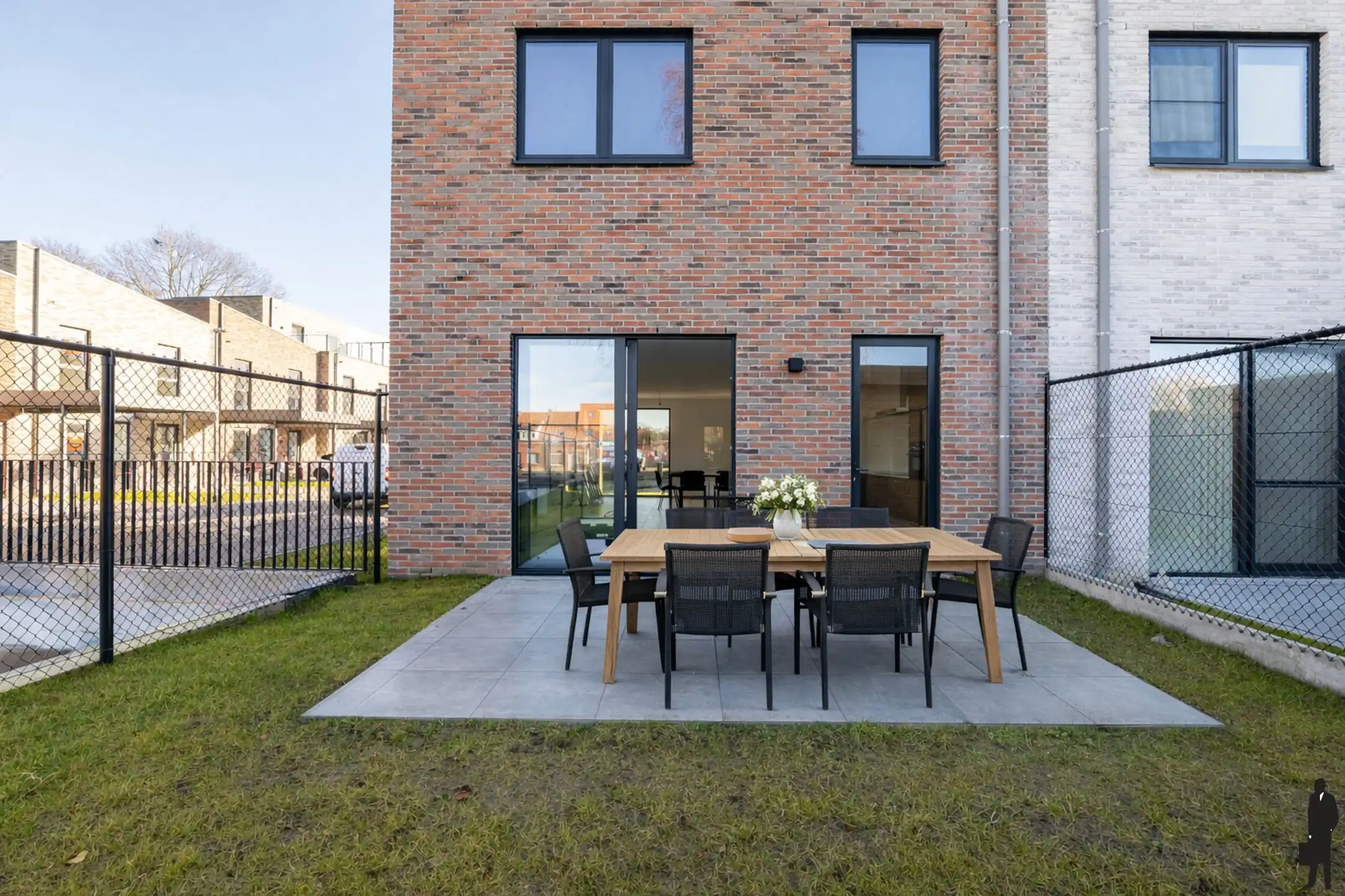 Halfopen woning met 3 slpks, parking en tuin met bijgebouw foto {{pictureIndex}}