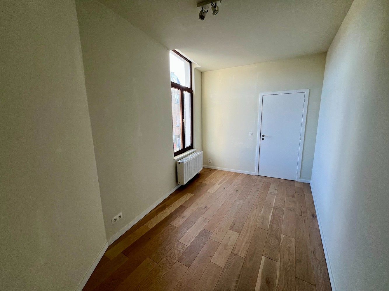 Recent gerenoveerd appartement met 4 slaapkamers te huur! foto 11