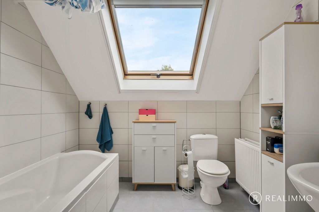 Recente halfopen woning in rustige straat! foto 14