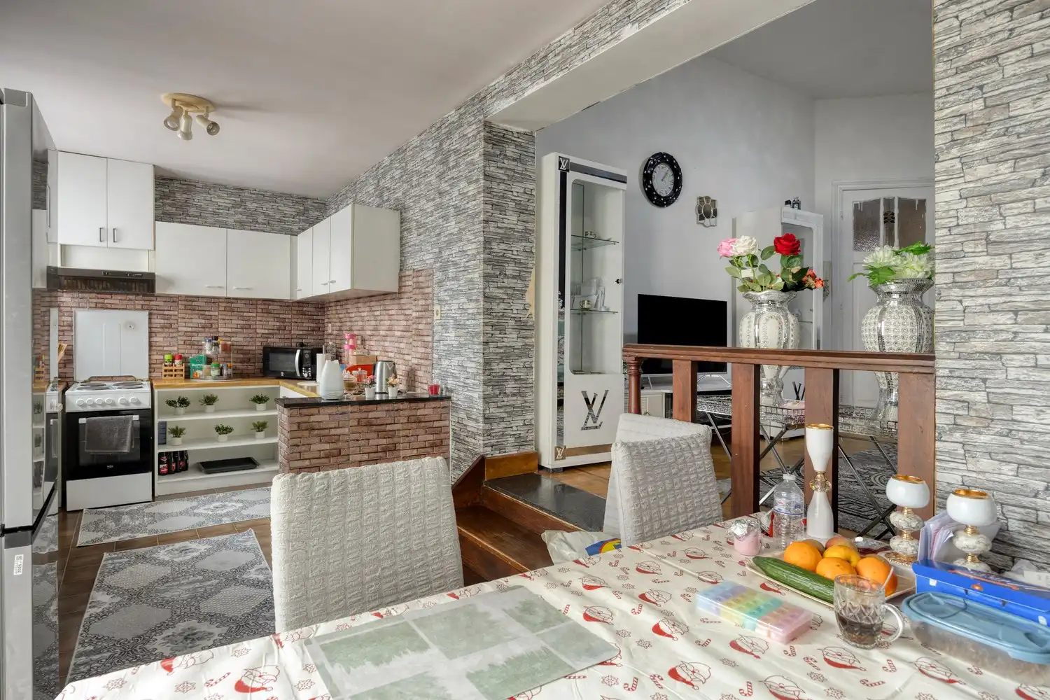 Appartementsgebouw met 1 commerciële ruimte, 2 twee slaapkamer appartementen en 1 studio op wandelafstand van Sint-Pietersstation foto 9