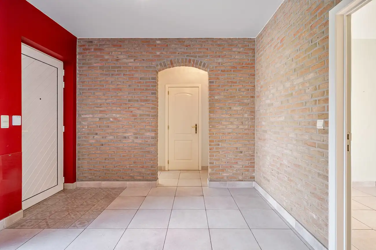 Ruime en degelijke open woning met inpandige garage en gezellige zuidwest georiënteerde tuin op een rustige locatie nabij het centrum van Lochristi! foto 4