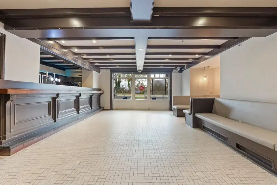 HANDELSHUIS MET PARKING OP EEN TOPLOCATIE IN LINTER foto 8