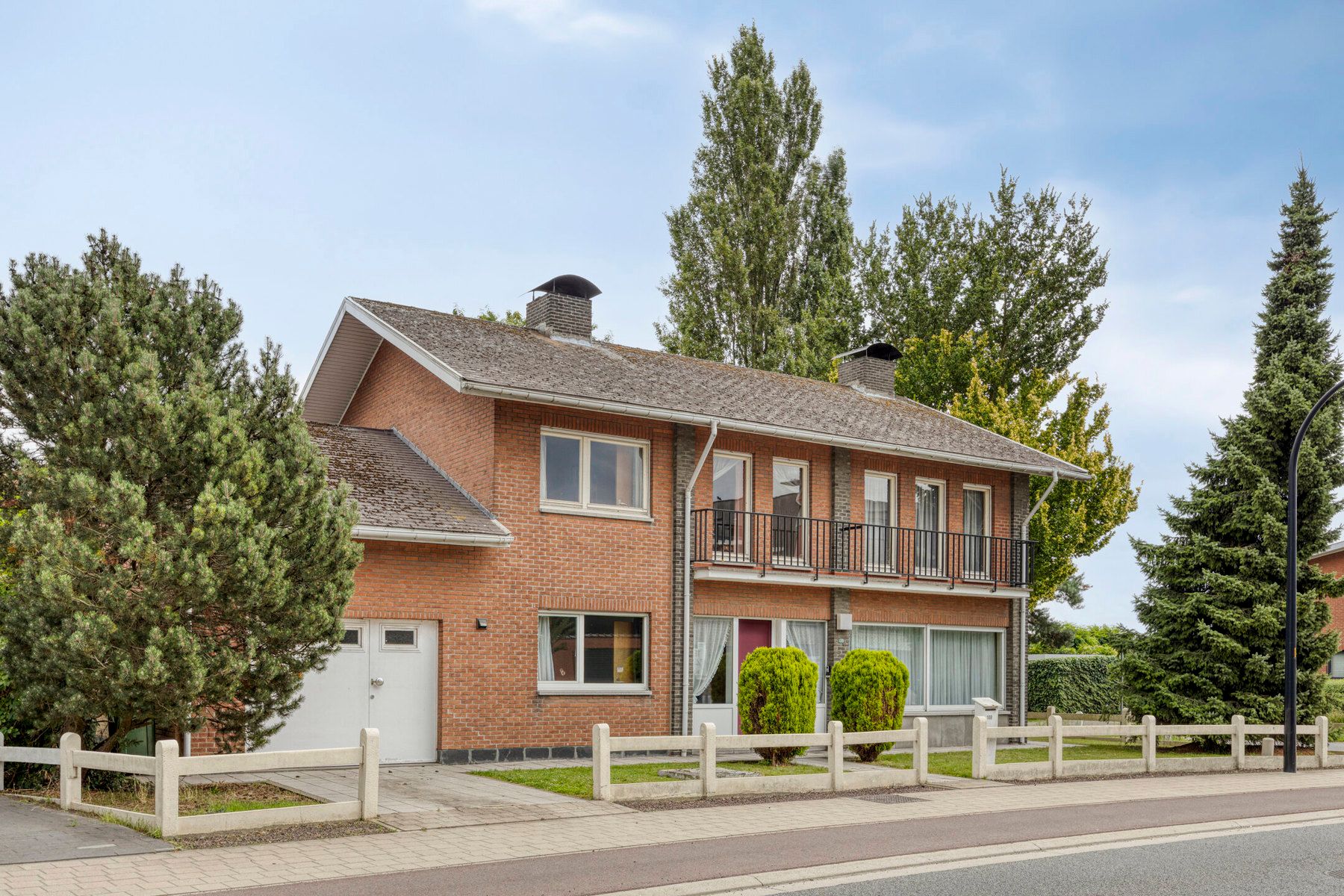 Ruime open bebouwing (250m²) op perceel van 807m². foto {{pictureIndex}}