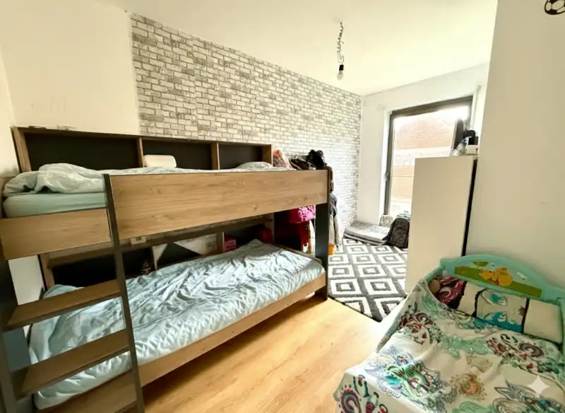 Ruim en lichtrijk appartement met 2 slaapkamers, terras en 'dubbele' autostaanplaats op een boogscheut van de Leie foto 10