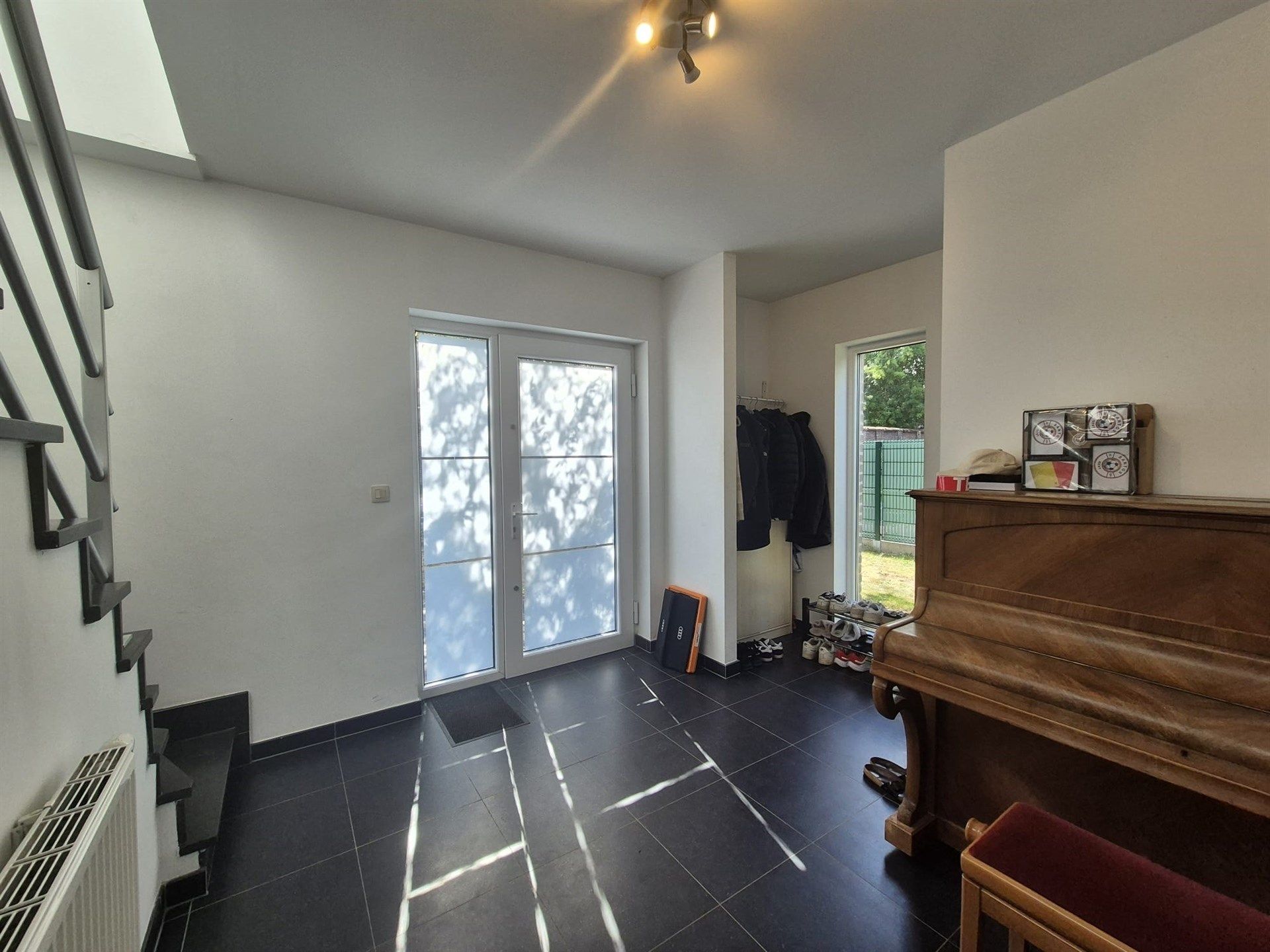 Bijzonder interessant gelegen recente woning met tuin en garage. foto 2