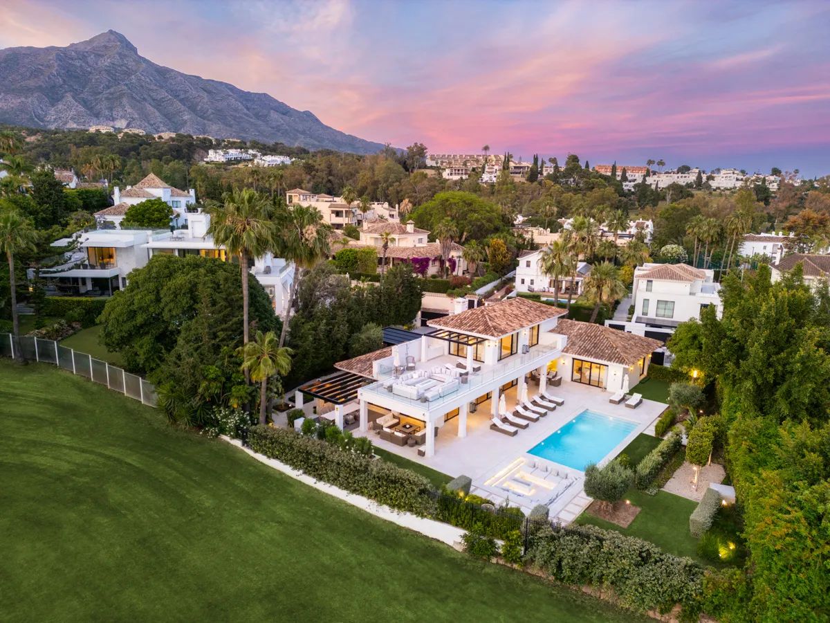 Exclusieve oase van luxe en rust: iconische villa met uitzicht op de golfbaan in hartje Nueva Andalucía foto 31