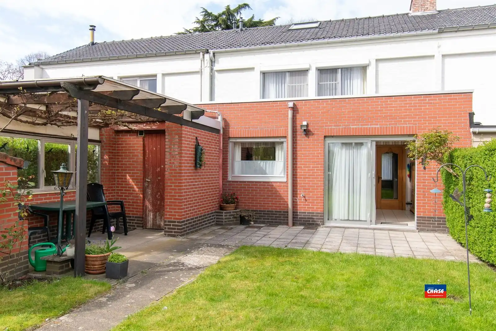 Op te frissen rijwoning met 3 slaapkamers, zolderkamer en gezellige zuid tuin. foto 14