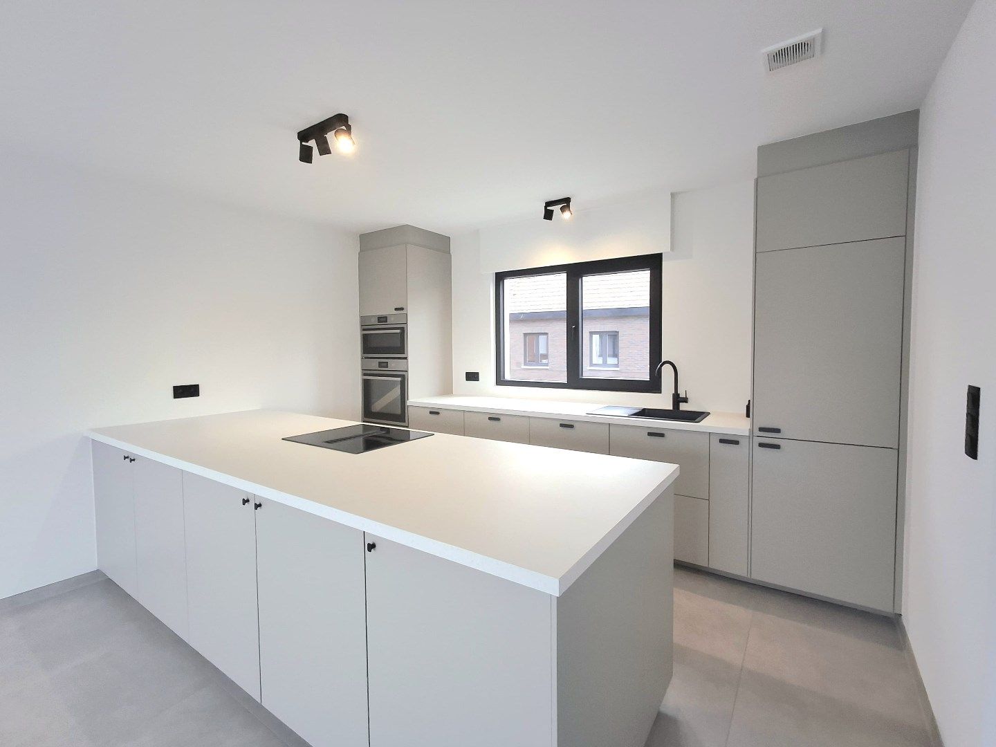 RUIM, VOLLEDIG GERENOVEERD APPARTEMENT MET TWEE SLAAPKAMERS EN GARAGE IN HARTJE AARSELE foto 2