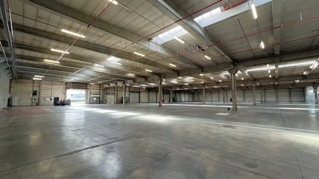 Loods met buitenopslag te huur vlakbij afrit E17 in Sint-Niklaas foto 3