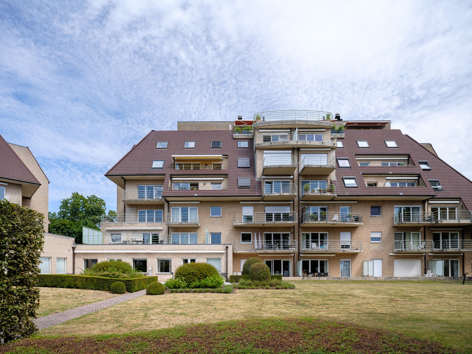 Instapklaar service appartement met terras foto 1