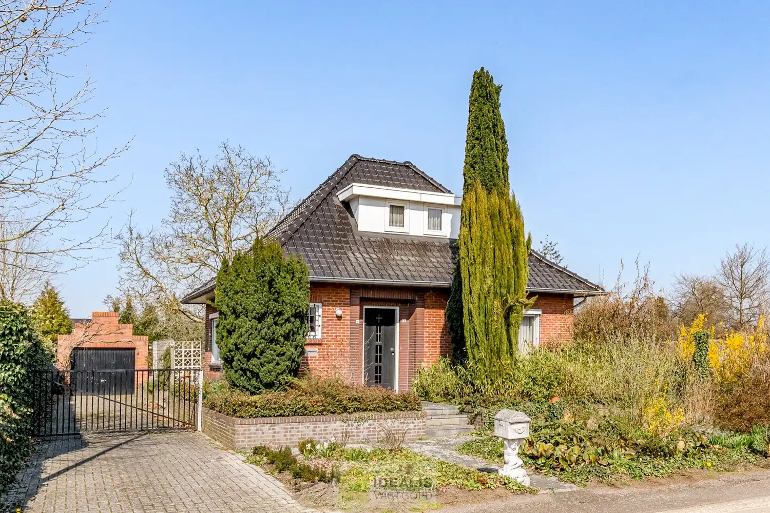 IDEALIS VASTGOED - Aangename vrijstaande woning op toplocatie te Boseind, Pelt. Deze woning omvat maar liefst +-149m² netto bewoonbare oppervlakte op een perceel van 6a 35ca met een ruime woonkamer met aansluitend uitgeruste keuken, maar liefst 3 slaapkamers of 2 slaapkamers met ruime dressing, badkamer, wasplaats, veranda en zeer ruime garage vlakbij de dorpskern van Boseind, Pelt! Uiterst geschikt voor kandidaten op zoek naar een naar eigen wens te renoveren betaalbare woning. foto 2