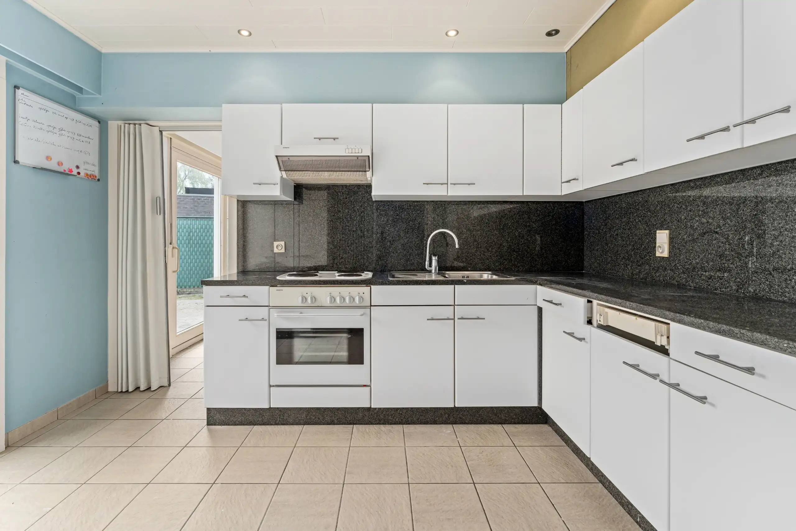 Centraal gelegen handelspand met parking, woonst, garages en veel potentieel foto 13