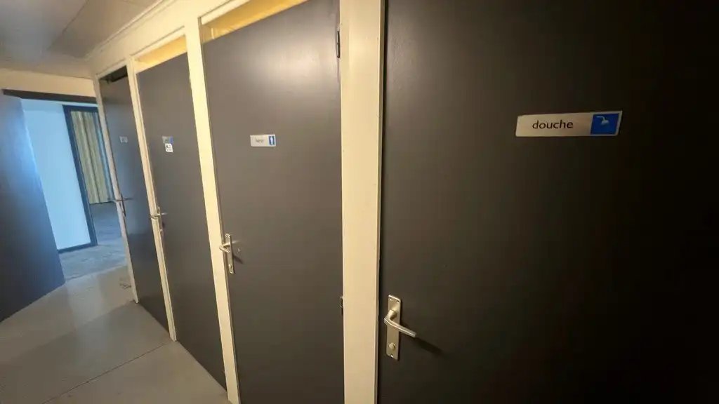 Bedrijfspand in bedrijvenzone aan Makro te Eke foto 12