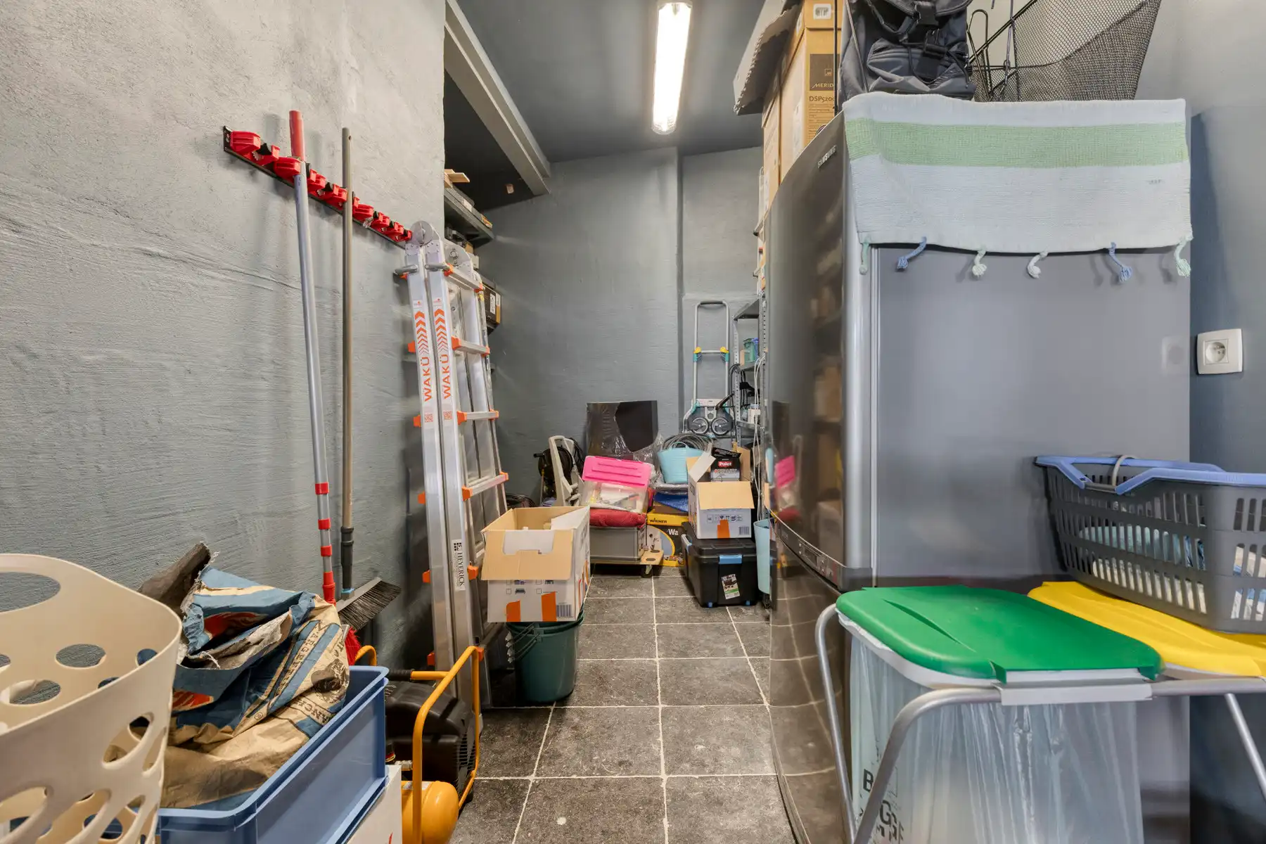 Gerenoveerde (2010) burgerwoning met dubbele garage foto 25