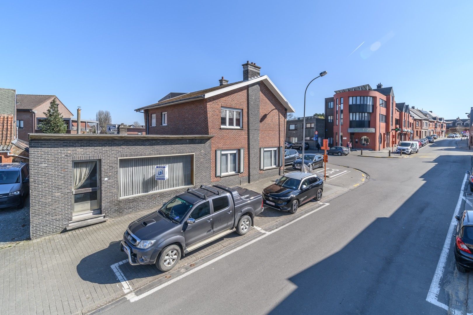 Centraal gelegen, ruime te renoveren gezinswoning foto 24