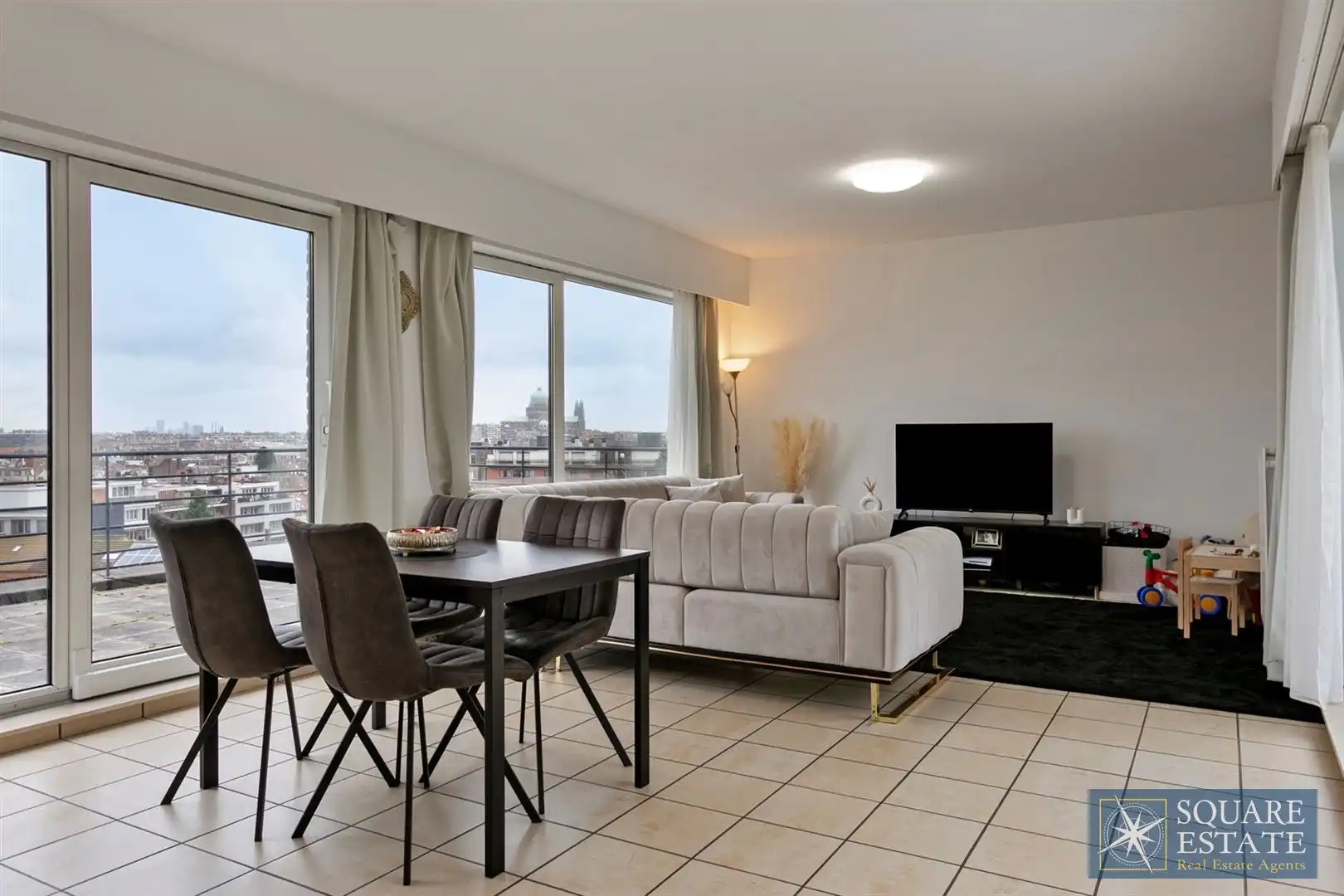 Penthouse appartement met twee slaapkamers en groot terras foto {{pictureIndex}}