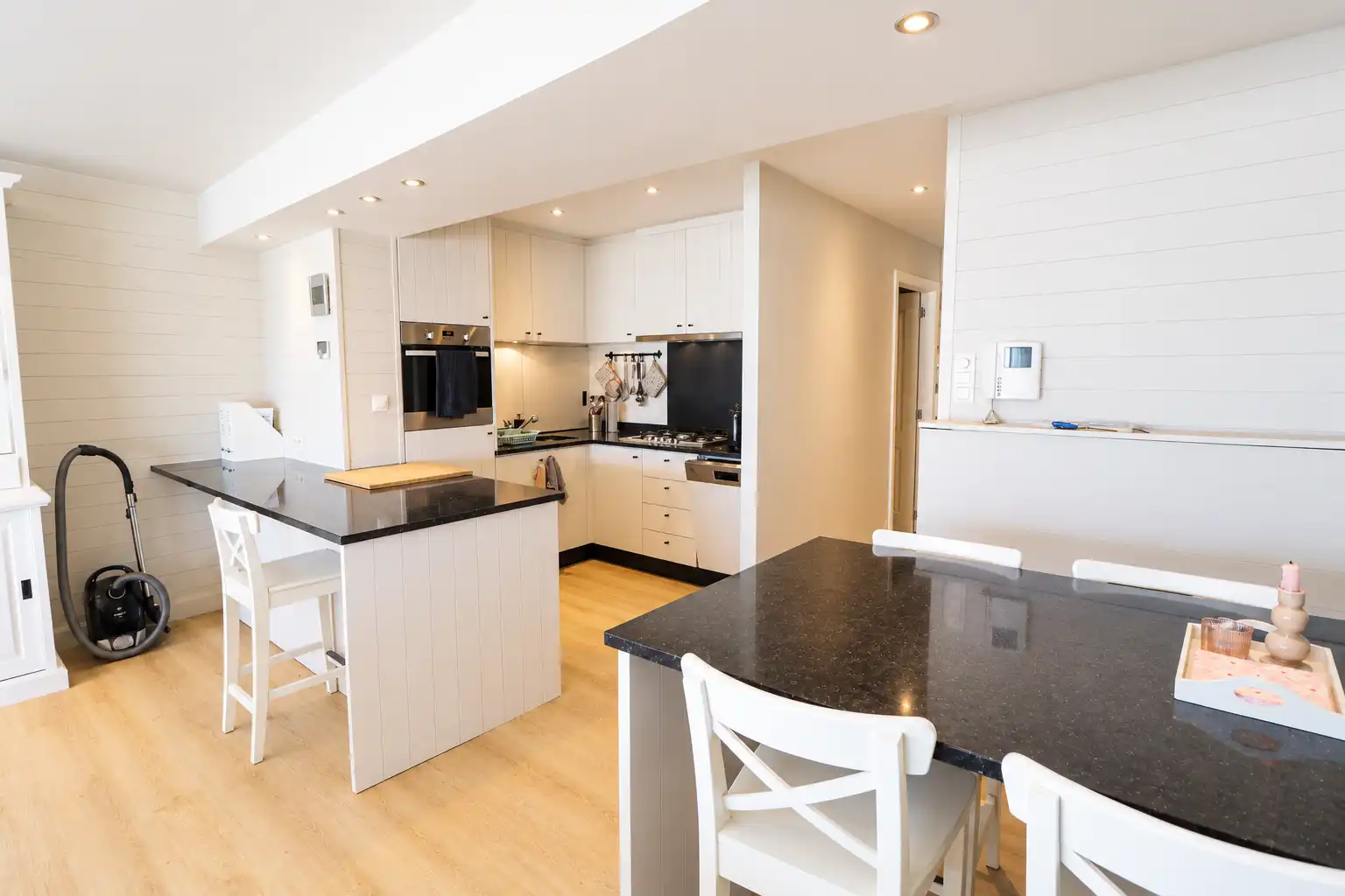 Instapklaar 2-slaapkamerappartement met fantastisch zicht op zee.  foto 3