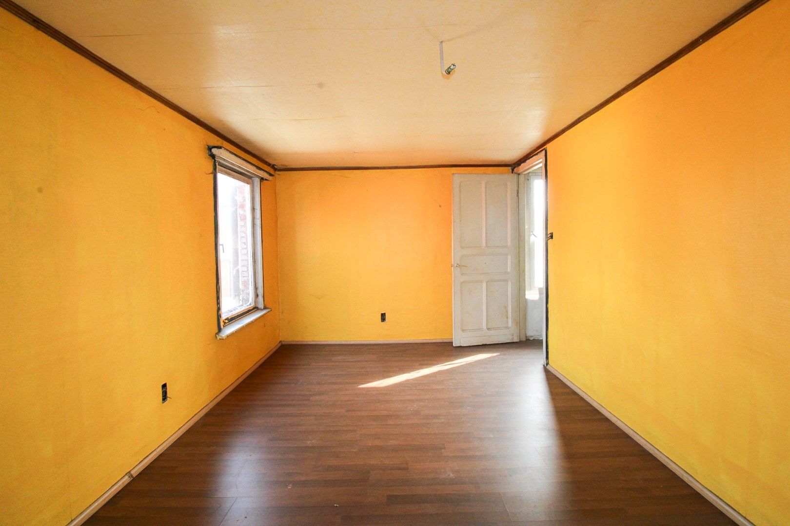 Unieke investeringskans: Halfopen bebouwing met garage, optie tot vijf slaapkamers en groot potentieel op toplocatie te koop in Waasmunster! foto 9