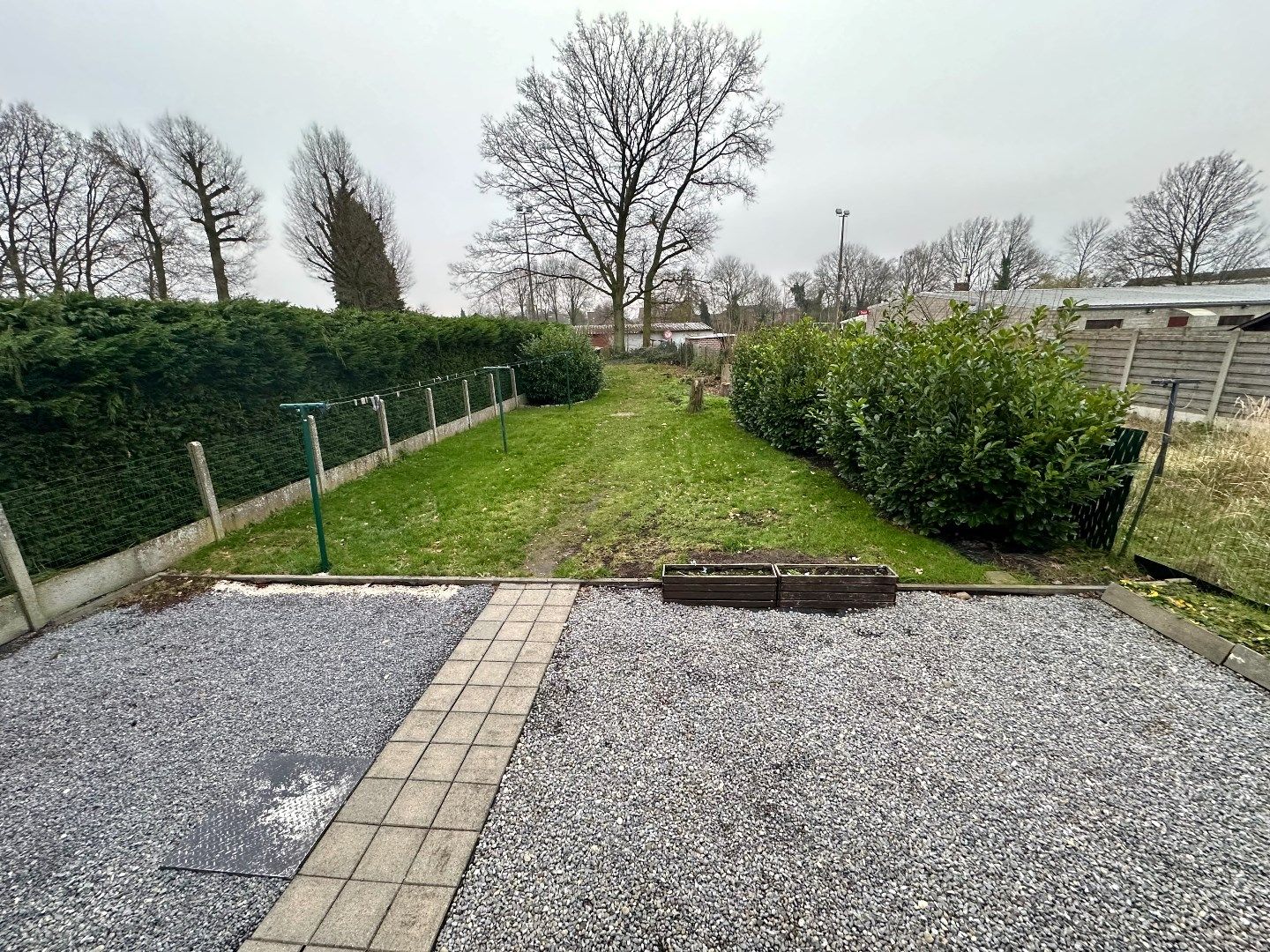 Halfopen woning met ruime tuin foto 18