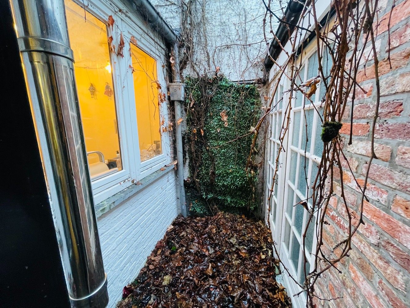 Historisch Hartje Brugge , vlakbij Het Walplein, Het Begijnhof, de Katelijnestraat , CHARMANT PITTORESK HANDELSPAND van  44 m² op gelijkvloers met stadspatio, 1é Verd 30 m² + mezzanine van 10m² foto 8