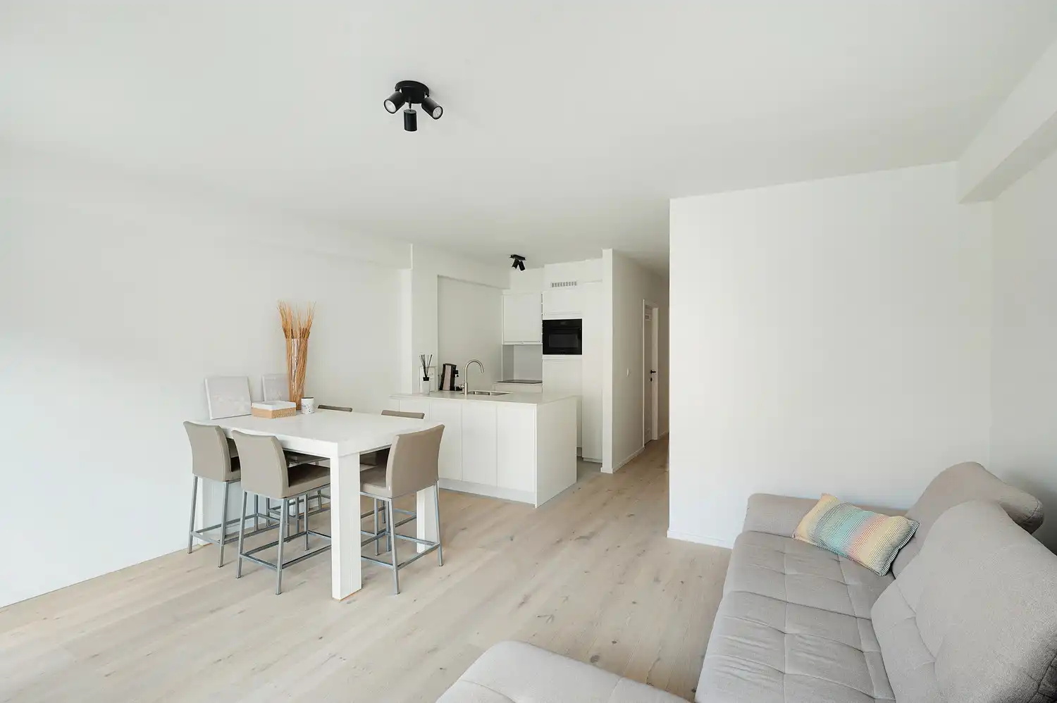 Vernieuwd en energiezuinig appartement vlakbij de Zeedijk foto 3