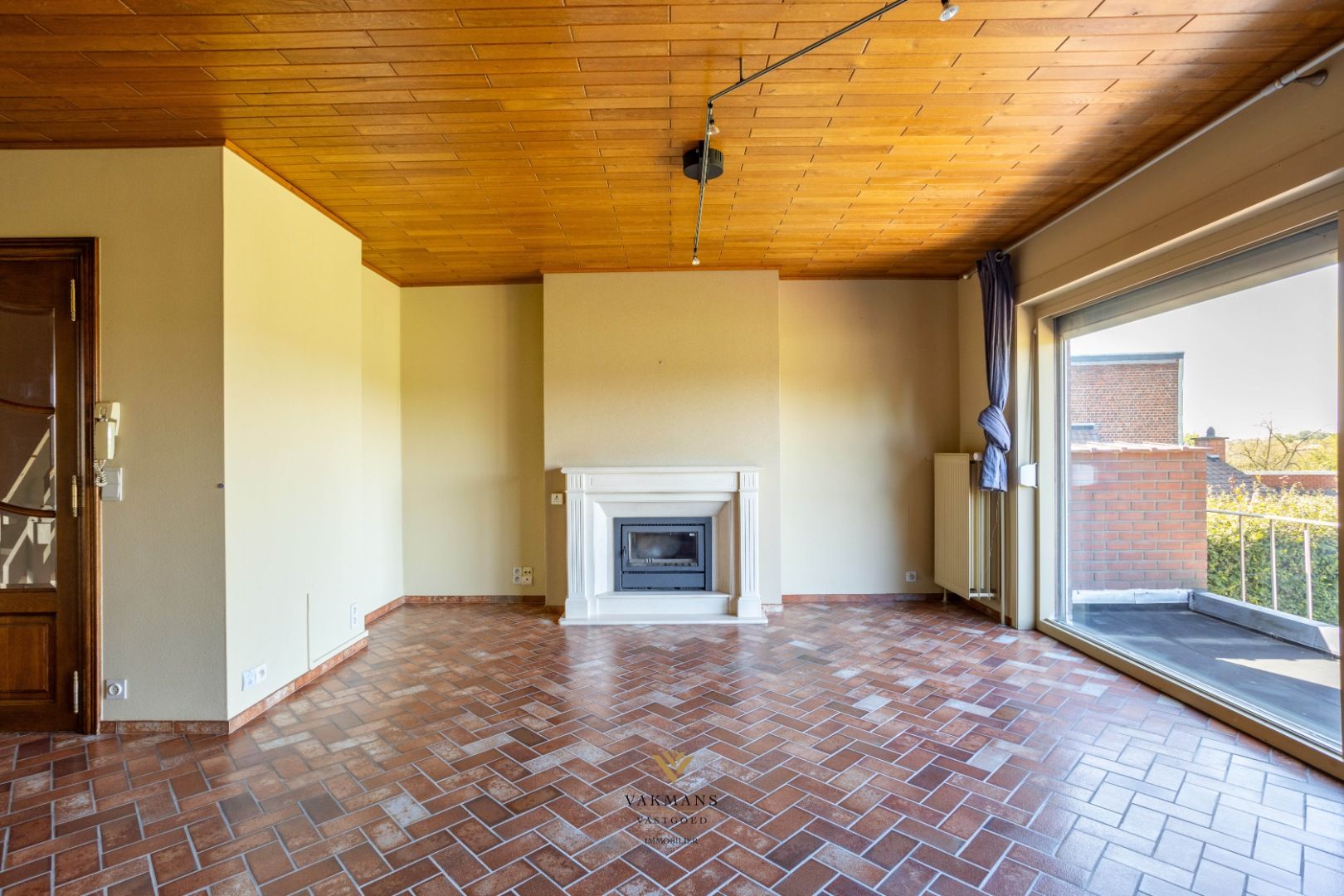 Woning met 3 slaapkamers en grote dubbele garage op prachtige locatie. foto 7