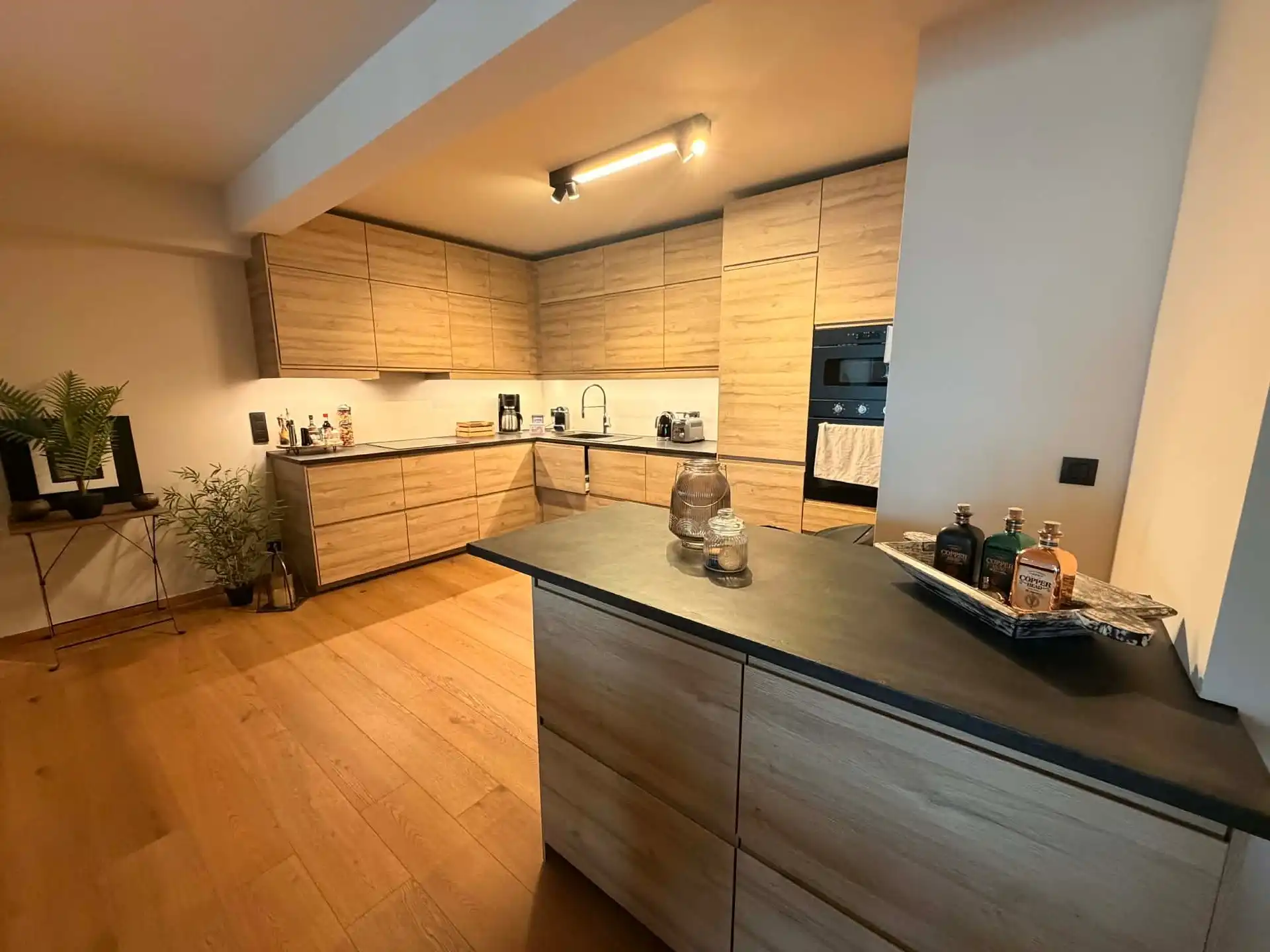 Stijlvol gerenoveerd appartement met terras nabij de vijver in Wemmel foto 6