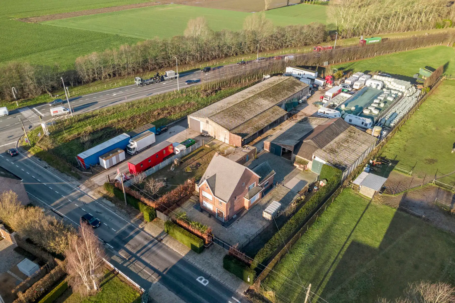 Landelijk pand met loodsen op meer dan 1 hectare grond foto {{pictureIndex}}