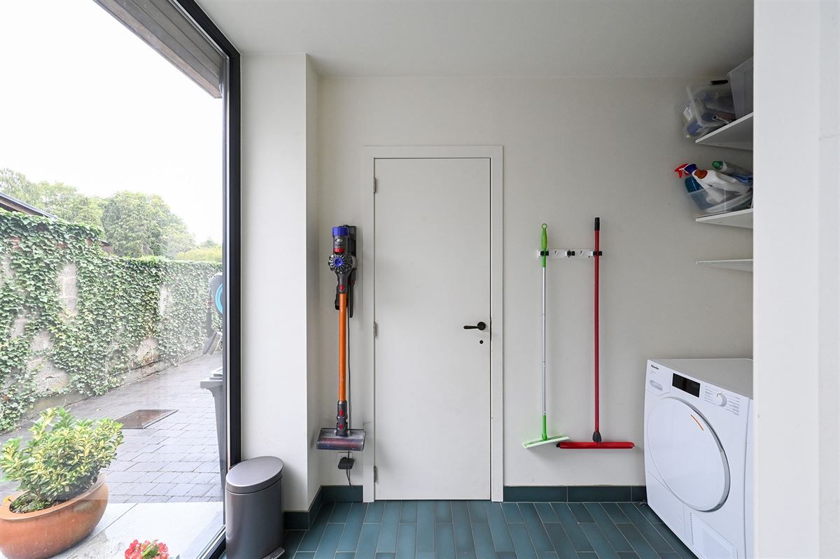 Geheel gerenoveerde gezinswoning met ruime garage foto 12