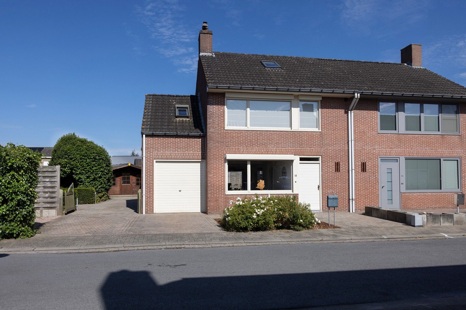 Instapklare halfopen woning met 4 slpks, tuin, garage, ... foto 1