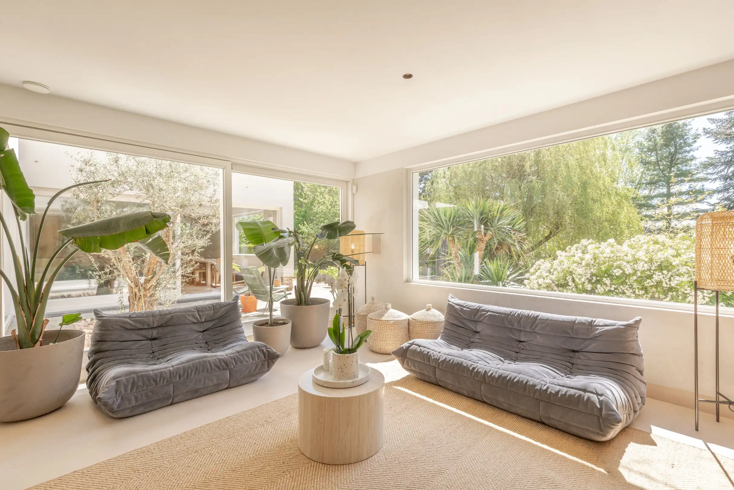 Prachtige modernistische villa met parktuin. foto 4