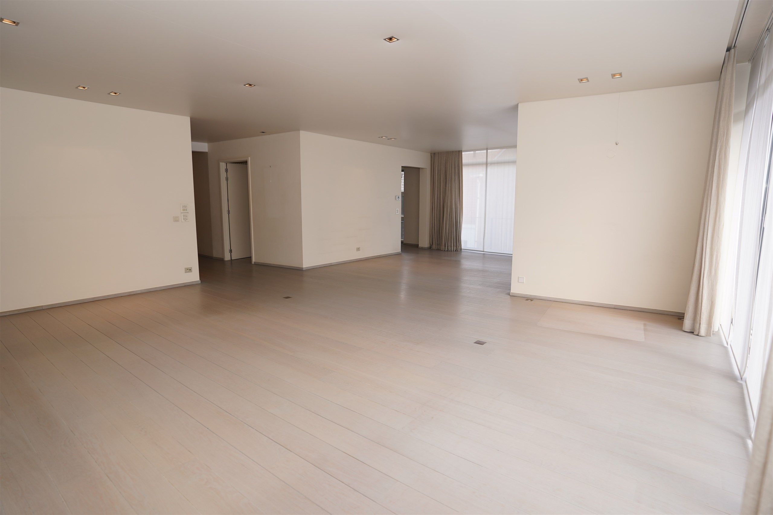 Luxeappartement met 2 slpks, 2 badk, dressing & staanplaats foto 2