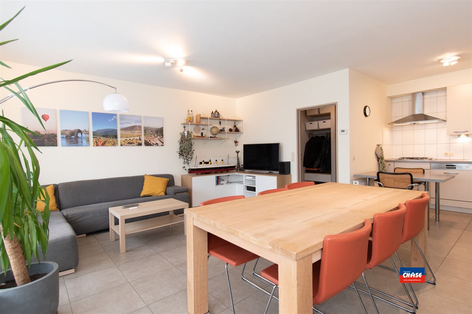 Ruim instapklaar appartement met 2 slaapkamers + terras + P foto 3