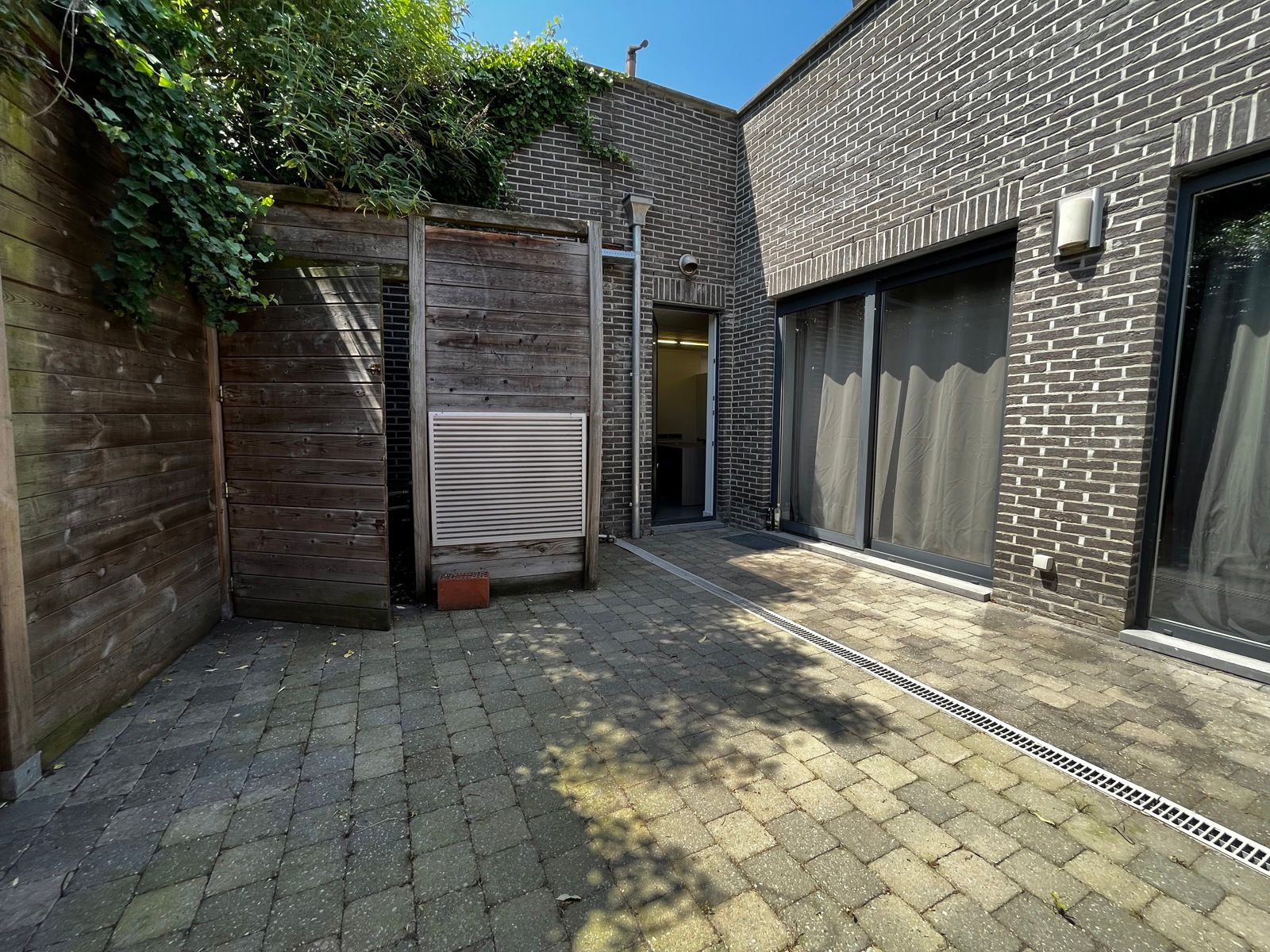 Gelijkvloers handelspand met keuken - terras + parking nabij foto 10