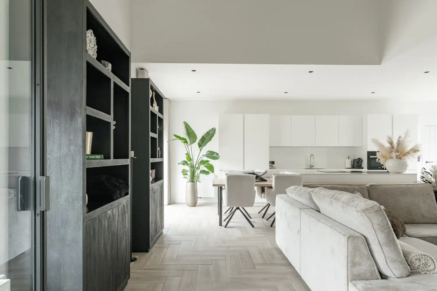 Prachtige villa te koop in Lommel - 4 slaapkamers, 2 badkamers, garage en ruime tuin op 566 m², volledig gerenoveerd in 2025! foto 11