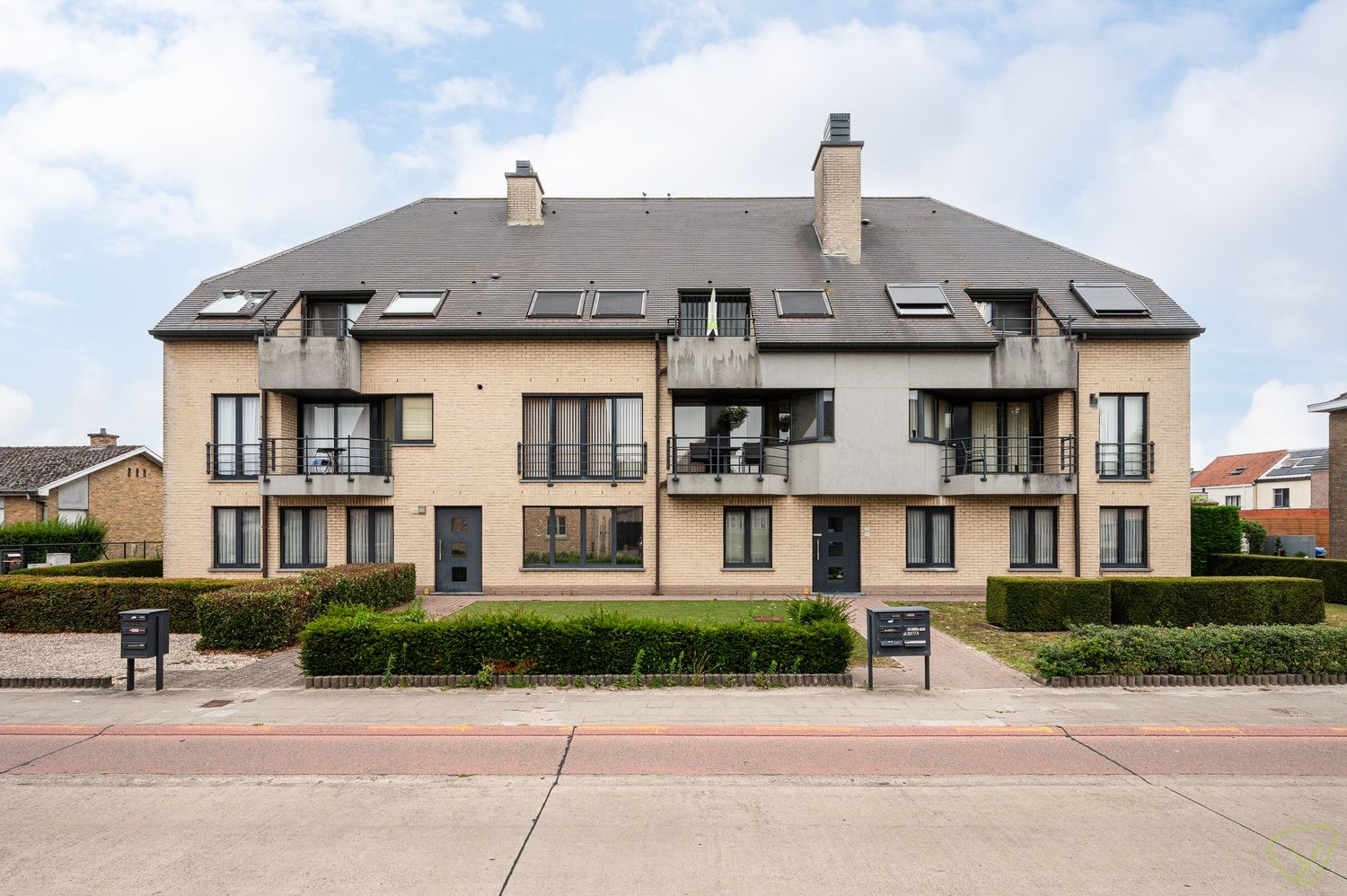 Instapklaar duplex-appartement met terras en garage in Adegem foto 23