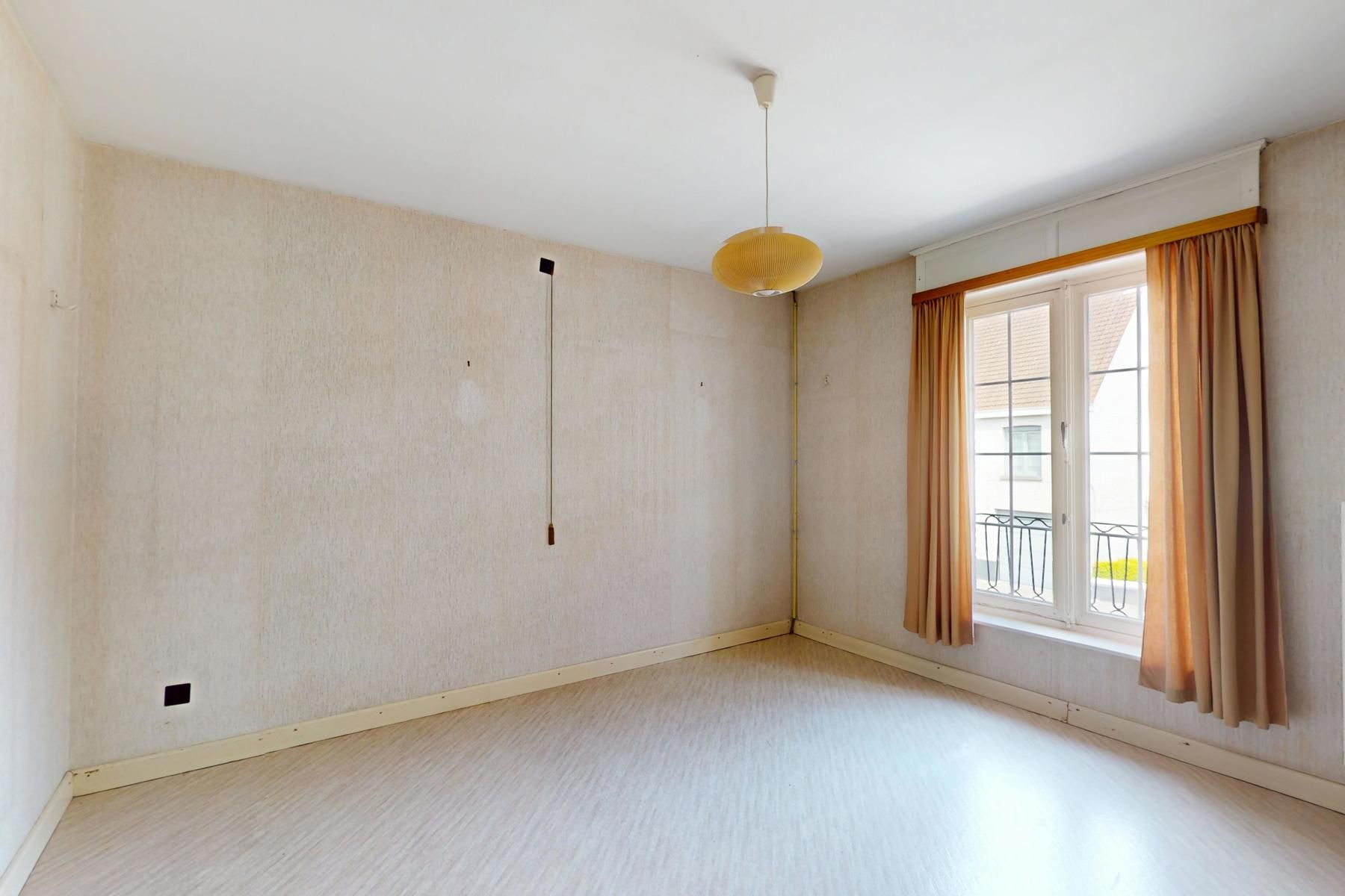 4-slaapkamerwoning op toplocatie in Oostkamp! foto 12