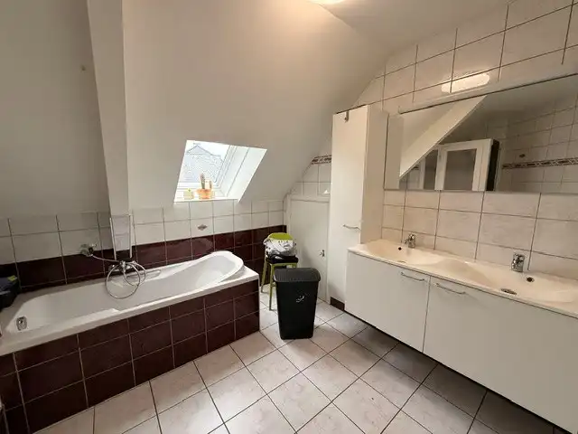 Ruime halfopen gezinswoning met 3 slaapkamers en inpandige garage.  foto 17