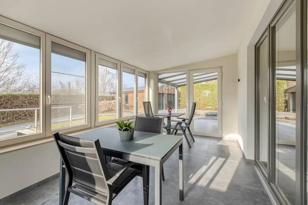 Instapklare villa met 3 slaapkamers, grote bureelkamer en garages foto 9